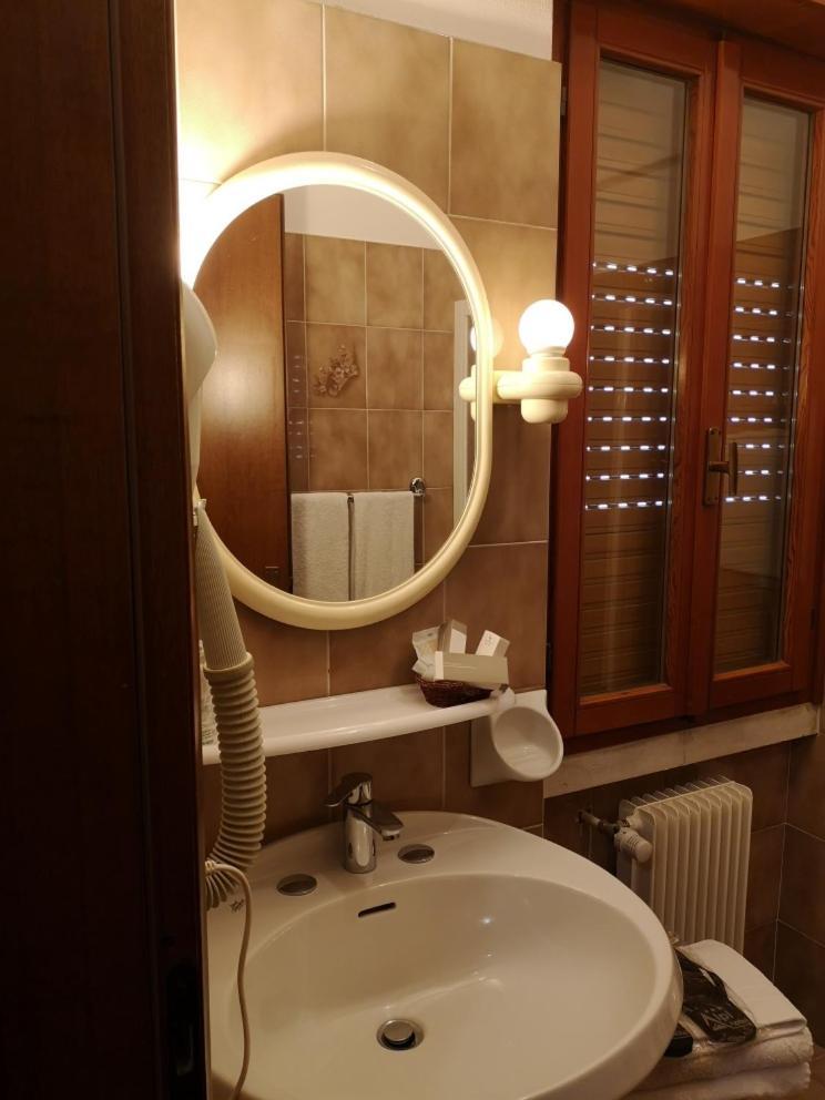 Hotel Alpi Малчезине Стая снимка