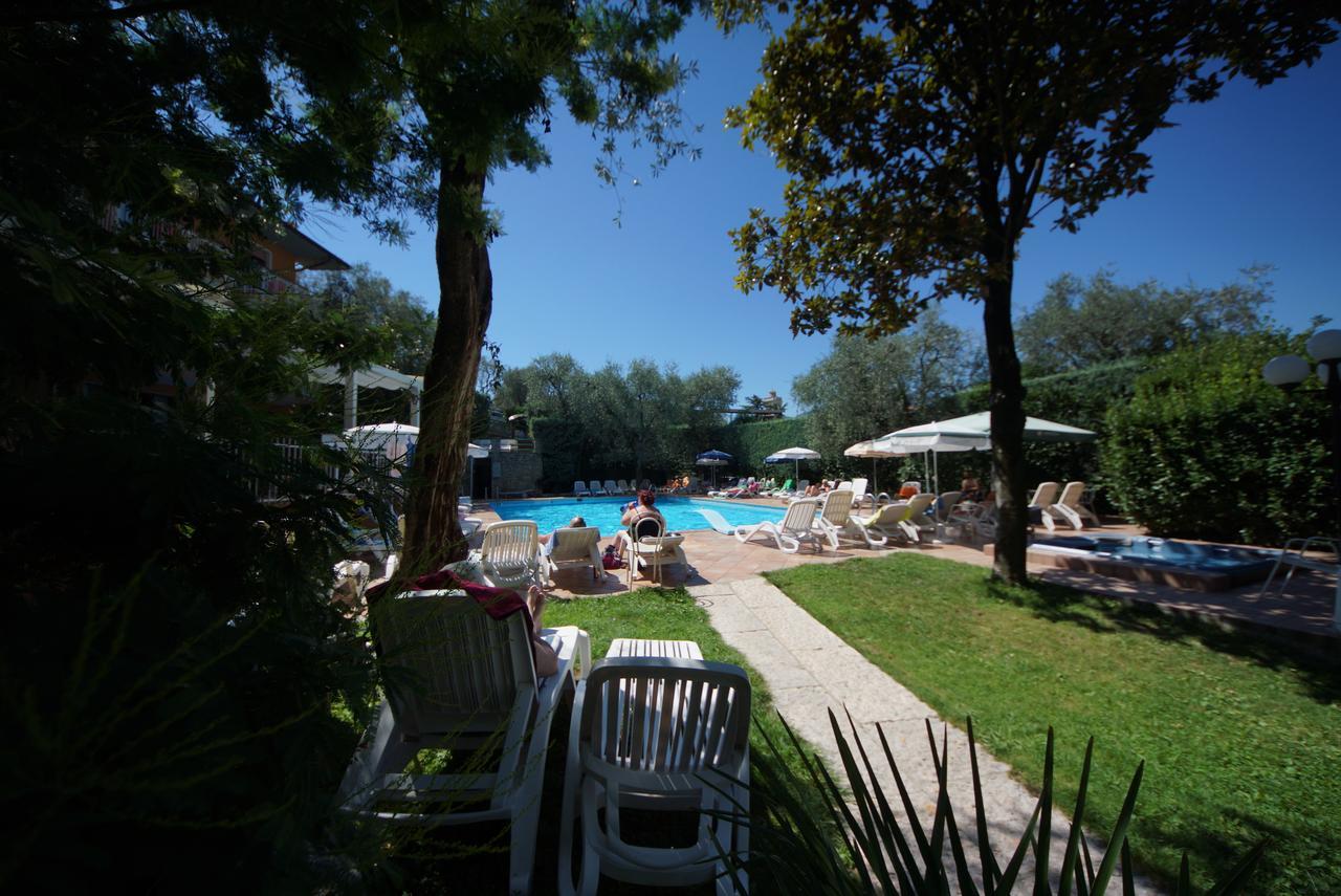 Hotel Alpi Малчезине Екстериор снимка