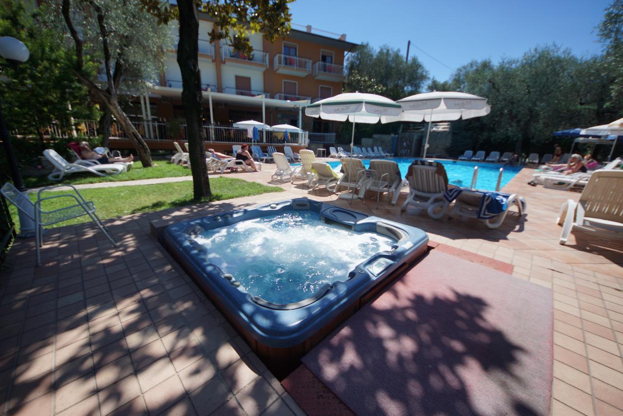 Hotel Alpi Малчезине Екстериор снимка