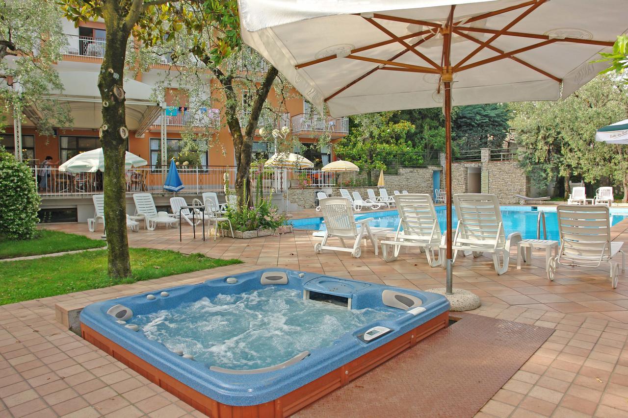 Hotel Alpi Малчезине Екстериор снимка